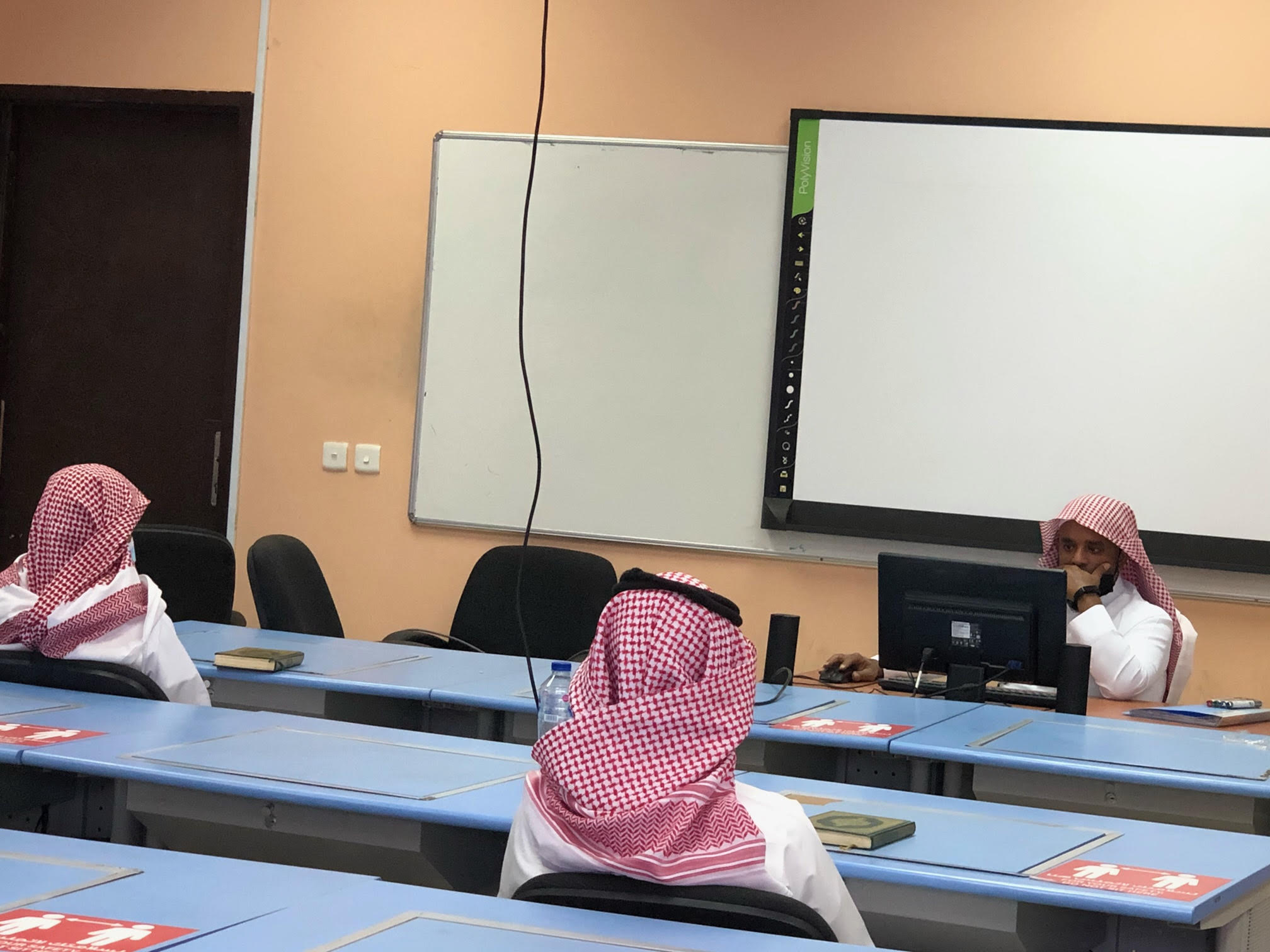 ​بعناية ومتابعة سعادة عميد الكلية الدكتور/ محمد الشيخي تم تفعيل معامل الحاسب الآلي في مبنى العمادة بكلية الشريعة والأنظمة، وذلك لتدريس مقررات القرآن الكريم بهدف تحسين مستويات الطلاب في القراءة والتجويد والحفظ. علماً بأن هذه المعامل مجهزة بأحدث التقنيات التي تسهل العملية التعليمية في التدريس، كأجهزة الحاسب الآلي الخاصة بكل طالب، وجهاز العرض على السبورة الذكية (بروجكتر) والتطبيقات الحاسوبية الشاملة للقرآن الكريم.