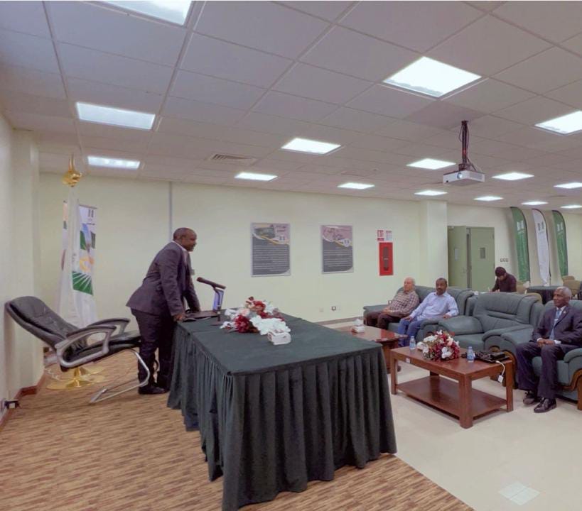 ​أقام قسم الرياضيات بالكلية الجامعية بأملج اليوم الثلاثاء 1446/7/28 محاضرة بعنوان بعض التطبيقات الرياضية في حياتنا قدمها الدكتور حامدين أحمد العفيف حضرها جمع من أعضاء هيئة التدريس والطلاب​