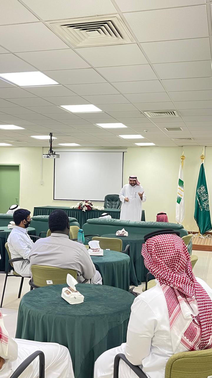 ​بحضور وكيل الشؤون الأكاديمية سعادة الدكتور جعفر الشيبي، ورئيس قسم العلوم الأساسية سعادة الدكتور علي الصاعدي، ورئيس قسم اللغة الإنجليزية سعادة الدكتور فارس اللحياني،واصل نادي خير جليس في الكلية الجامعية بأملج قراءاته، هذا اليوم الثلاثاء الموافق 26/ 4 / 1446هجريفي كتاب (قوة العقل…غيّر تفكيرك…غيّر حياتك)قدمها أعضاء النادي، وهم:محمد سالم الحبيشي، ماهر ْمحمد الذبياني، حازم فهد الحبيشي، حمد سعد الحبيشي، حمزة عبدالله العلاطيمشرف النادي/أ.د.ناصر سليم الحميدي​​​