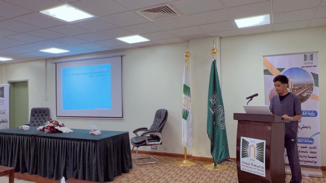 ​​أقام طلاب قسم التمريض بالمستويين السابع والخامس بالكلية الجامعية بأملج يوم الاثنين الموافق 1446/5/16 جولة توعوية بعنوان "مستقبل بلا تدخين: لنكن جيلاً واعياً"، استهدفت الفعالية أقسام الكلية المختلفة للتعريف بأضرار التدخين الصحية، مثل الأمراض المزمنة كأمراض القلب والرئة، وآثاره السلبية على المجتمع، كالتفكك الأسري وانتشار السلوكيات غير الصحية.استفاد من الفعالية 136 طالباً من مختلف أقسام الكلية، وتضمنت عروضاً تقديمية ونقاشات تفاعلية حول التدخين وأضراره، مع التركيز على استراتيجيات الوقاية منه ووسائل مكافحته، وكانت باشراف د. محسن زيدان وبحضور وكيل الكليه الجامعيه للشئون التعليمية وعدد من أعضاء هيئة التدريس والاداريين والطلاب.​​