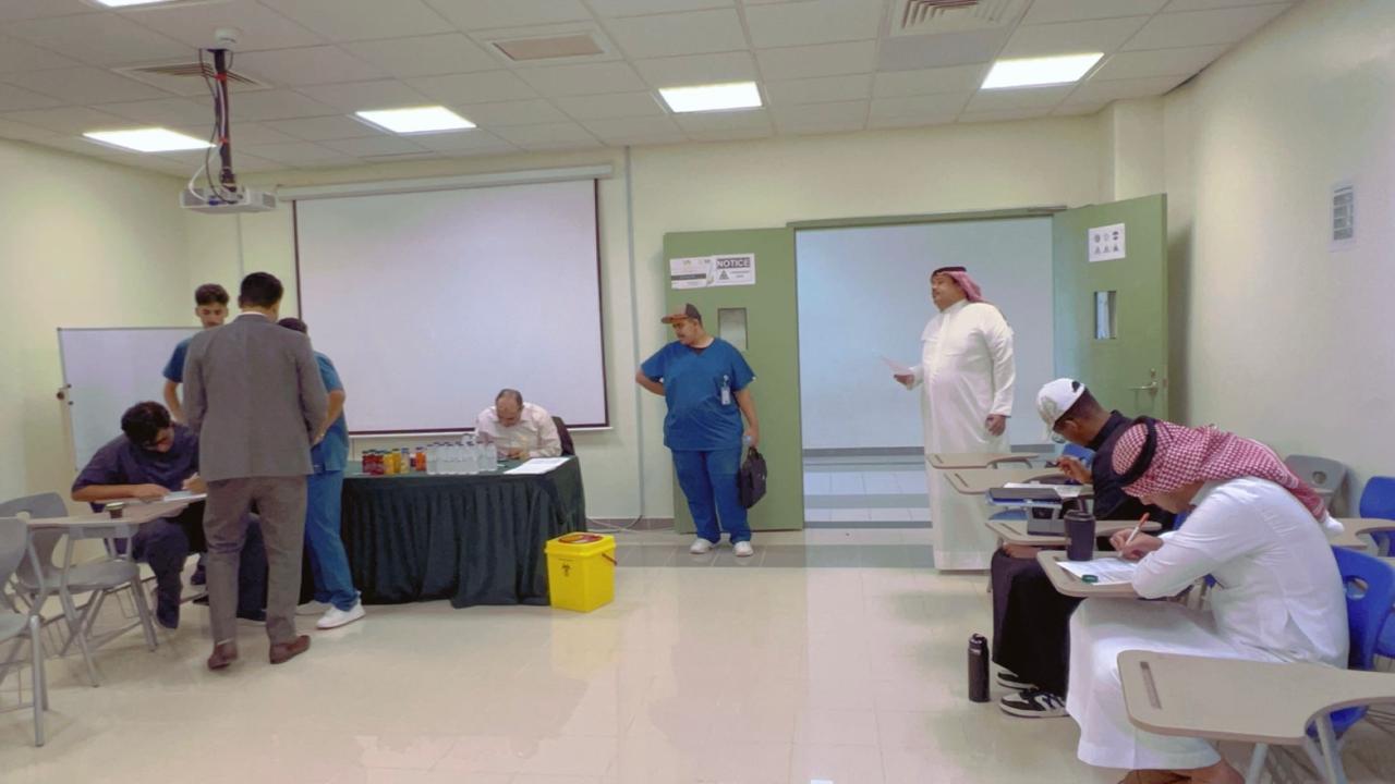 ​أقام قسم التمريض بالكلية الجامعية بأملج يوم الاثنين الموافق 2024/11/25 فاعلية التبرع بالدم بعنوان "قطرة دم تنقذ حياه" بالتعاون مع بنك الدم بمستشفى املج العام حيث شارك عدد من أعضاء هيئة التدريس والاداريين و والطلاب بالتبرع بالدم وكانت باشراف الدكتور/ محمد الحسينات​